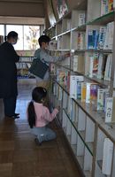 開放された図書室で本を選ぶ児童ら