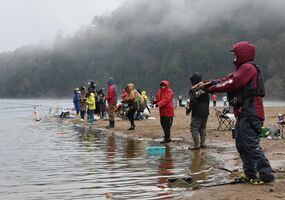 奥日光の湯ノ湖 湯川で釣り解禁 あいにくの天候でも盛況 県内主要 地域の話題 下野新聞 Soon ニュース 下野新聞 Soon スーン