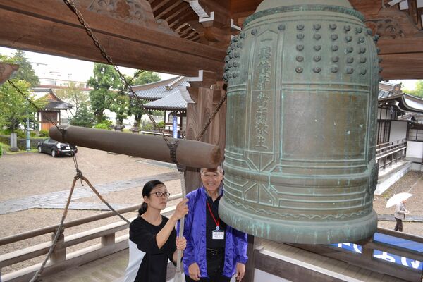 戦争ない世界へ平和祈願 日光 如来寺で思い込め鐘鳴らす 県内主要 地域の話題 下野新聞 Soon ニュース 下野新聞 Soon スーン