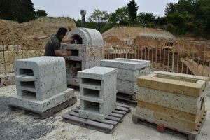 貸し出すピザ窯とバーベキュー炉が並ぶカネホンの採掘場=宇都宮市