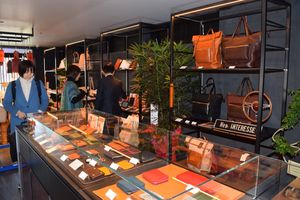 世界認めるブランド発信 栃木駅前にアンテナ店 取引先革製品 一堂に 栃木レザー 経済 県内主要 下野新聞 Soon ニュース 下野新聞 Soon スーン