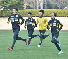 4日ぶりの練習でランニングに汗を流す栃木SCの選手=宇都宮市の河内総合運動公園陸上競技場