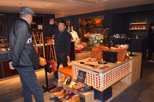 世界認めるブランド発信 栃木駅前にアンテナ店 取引先革製品 一堂に 栃木レザー 経済 県内主要 下野新聞 Soon ニュース 下野新聞 Soon スーン