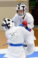 男子組手6年 高橋(佐野)-田野(佐野)決勝 高橋が突きで攻める=県南体育館