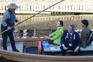 遊覧船に乗り栃木市内を散策する客室乗務員の王さん(左から2番目)