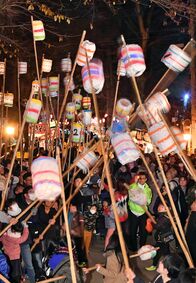 “火花”散らす800年の奇祭　野木神社…