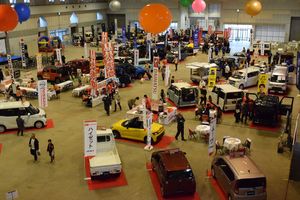 約１５００人が来場した「軽自動車＆二輪車フェア」＝15日午後、宇都宮市元今泉６丁目