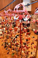 つるしびななど３６０点が並ぶ会場