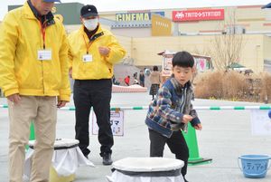 子どもたちベーゴマやめんこ楽しむ 昔の遊びボランティア協力で実現 小山 県内主要 地域の話題 下野新聞 Soon ニュース 下野新聞 Soon スーン