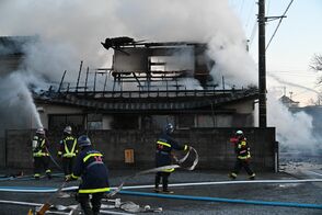 佐野の公民館が全焼、住宅火災が延焼