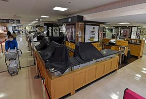 休業中の売り場脇を通る買い物客＝27日午後、東武宇都宮百貨店本店