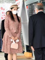 TKCいちごアリーナに来場され、大会関係者らにあいさつされる承子さま=8日午後、鹿沼市下石川