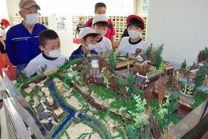 真岡城の模型 小学校に寄贈 81歳太田さん 半年かけ手作り 地域の話題 県内主要 下野新聞 Soon ニュース 下野新聞 Soon スーン