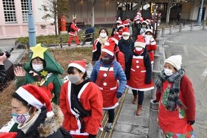 サンタ集まり 子どもの貧困 支援訴え 日光で慈善イベント 地域の話題 県内主要 下野新聞 Soon ニュース 下野新聞 Soon スーン