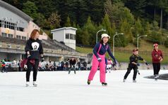 屋外スケートリンクがオープン　家族連れ…