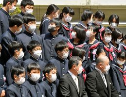 マスク姿でクラスメートと肩を並べる新入生ら=8日午前10時55分、栃木市大宮町