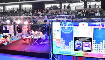 開幕した全国都道府県対抗ｅスポーツ選手権＝15日午後３時40分、宇都宮市の日環アリーナ栃木