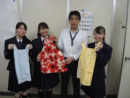 手作りエプロン 贈り続けて延べ３千枚 宇短付高の生活教養科生徒 毎年行い30回目 地域の話題 県内主要 下野新聞 Soon ニュース 下野新聞 Soon スーン