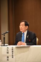 公開討論会で論戦を交わした大久保氏＝20日夜、小山市内のホテル